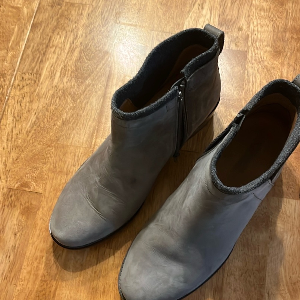 Vionic grey booties size 8.5
